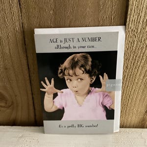 Cartão de aniversário divertido e humorístico Excelente qualidade, perfeito para ele ou ela A idade é apenas um número, mas no seu caso é um número muito grande...