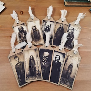 Etichette spettrali di Halloween fatte a mano, materiali per l'artigianato gotico, etichette per dolcetti horror, etichette da appendere per bomboniere, per confezioni di Halloween e materiale effimero per diari.