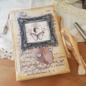 Buch der Schatten handgebunden, Magisches Notizbuch Journal mit Schmetterling, Softcover Notizbuch zum Zeichnen und Journaling von Träumen.