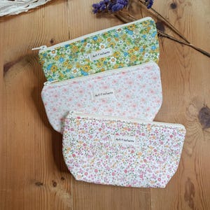 Estuche acolchado con cremallera floral – organizador con base amplia y forma triangular, bolso multiusos, regalo para ella