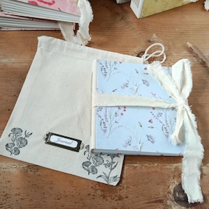 Quaderno floreale per lei, taccuino da viaggio con copertina rigida, regalo per artisti per disegnare, diario botanico sui fiori, diario d'arte vuoto con fiori di campo