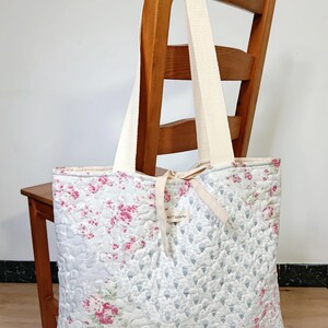 Patchwork shoulder bag with romantic floral patterns and cream-coloured handles