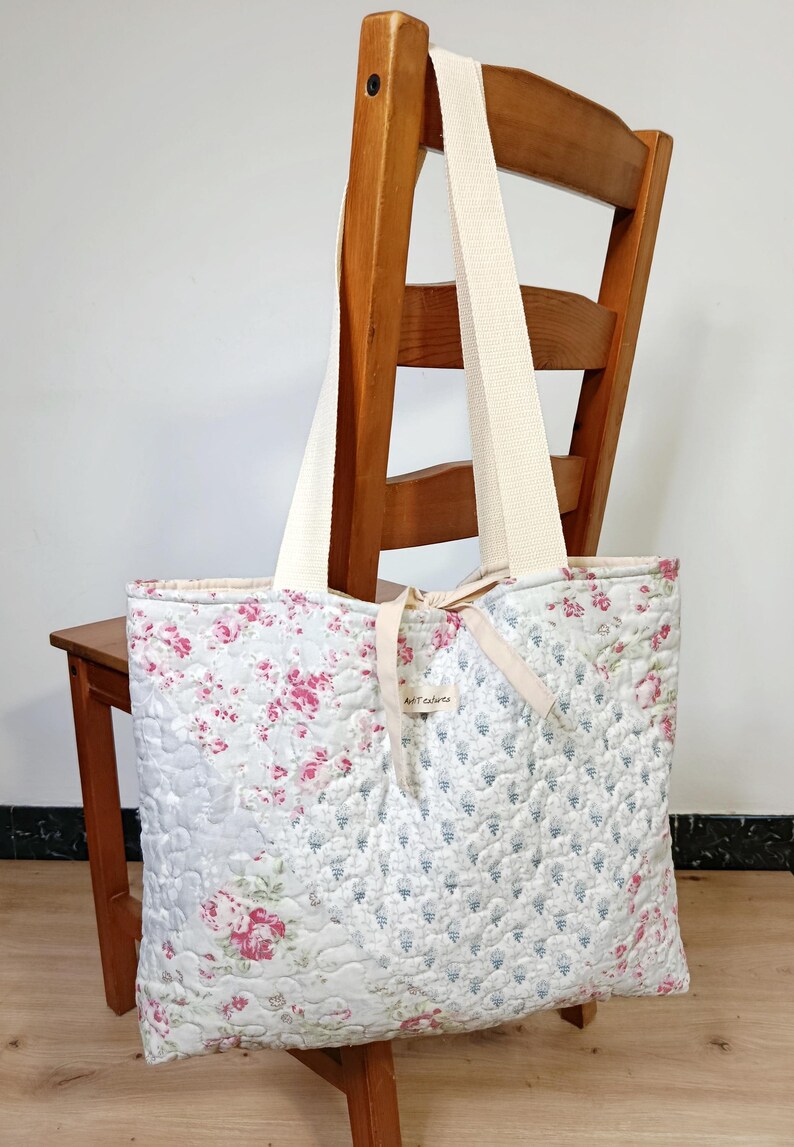 Patchwork shoulder bag with romantic floral patterns and cream-coloured handles