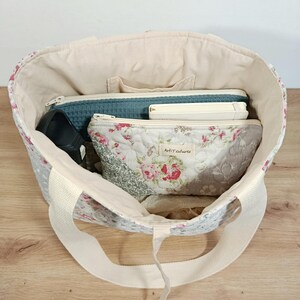 Vintage floral tote with padded patchwork fabric, beige lining and bow closure