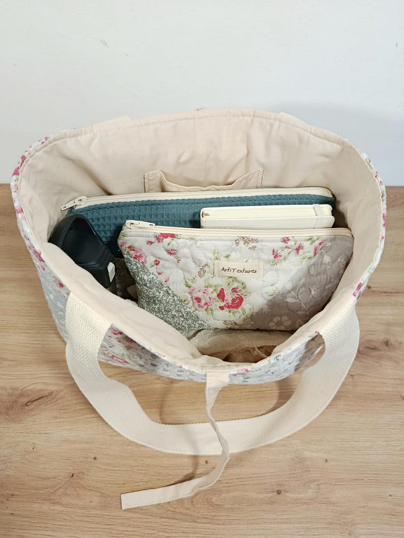 Vintage floral tote with padded patchwork fabric, beige lining and bow closure