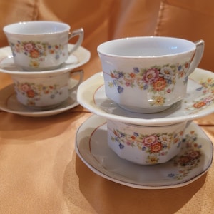 Set aus vier Teetassen und passenden Untertassen Made in Japan