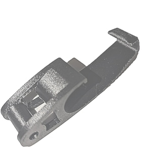 Peut inclure: Un clip en plastique noir présentant une surface texturée, une extrémité en crochet incurvée et une ouverture circulaire centrale. Le composant a une conception rigide et angulaire avec une base plate et un bras saillant, moulé d'une pièce.