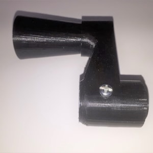 Peut inclure: Une poignée en plastique noir avec une vis sur le côté. La poignée est en forme de levier avec une extrémité arrondie.