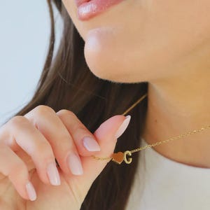 Collar impermeable con letras A-Z y corazón o estrella en oro o plata: idea de regalo para tu novia.