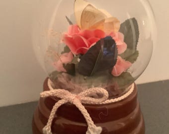 Caja de música iluminada con flores y mariposas