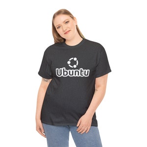 Może przedstawiać: Szary t-shirt z nadrukiem białego logo Ubuntu, przedstawiającego stylizowany okrąg z czterema kropkami i napisem "Ubuntu" w kolorze białym.