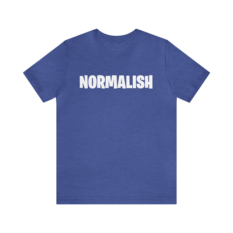 以下が含まれることがあります： ロイヤルブルーのTシャツで、前面に白い文字で「NORMALISH」と印刷されています。