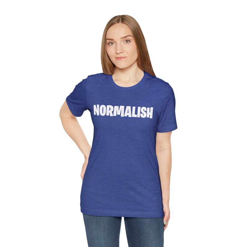 以下が含まれることがあります： ロイヤルブルーのTシャツで、前面に白い文字で「NORMALISH」と印刷されています。