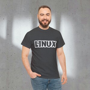 Könnte beinhalten: Ein dunkelgraues T-Shirt mit dem Wort "LINUX" in weiß auf der Vorderseite.