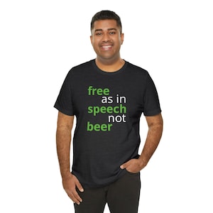 Op de afbeelding: Een zwart T-shirt met een groene afbeelding met de tekst "free as in speech not beer".