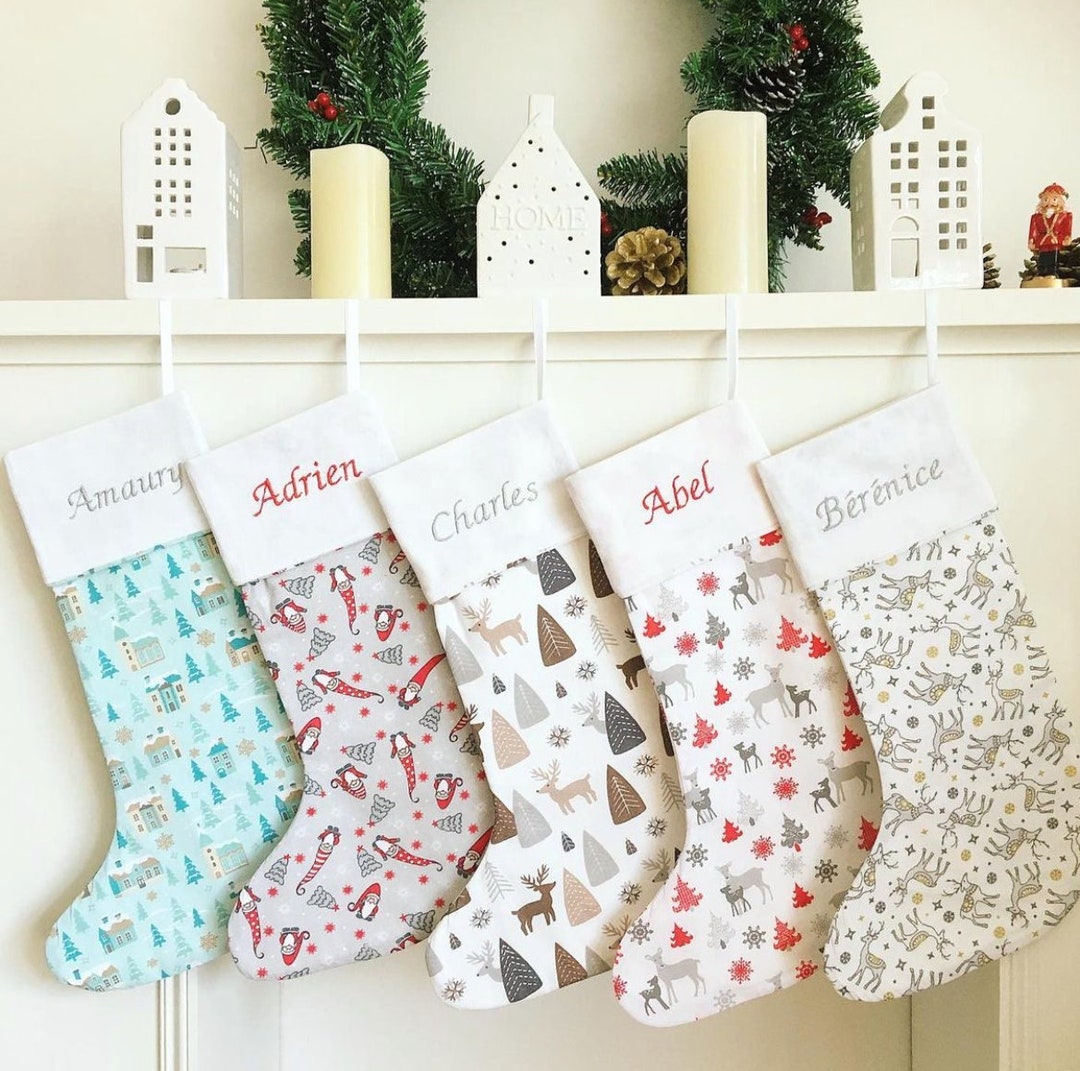 Chaussettes De Noël Personnalisées - Lot De 2 - Jute Blanche Et Rouge - Motif Renne - Pour Cheminée Ou Sapin