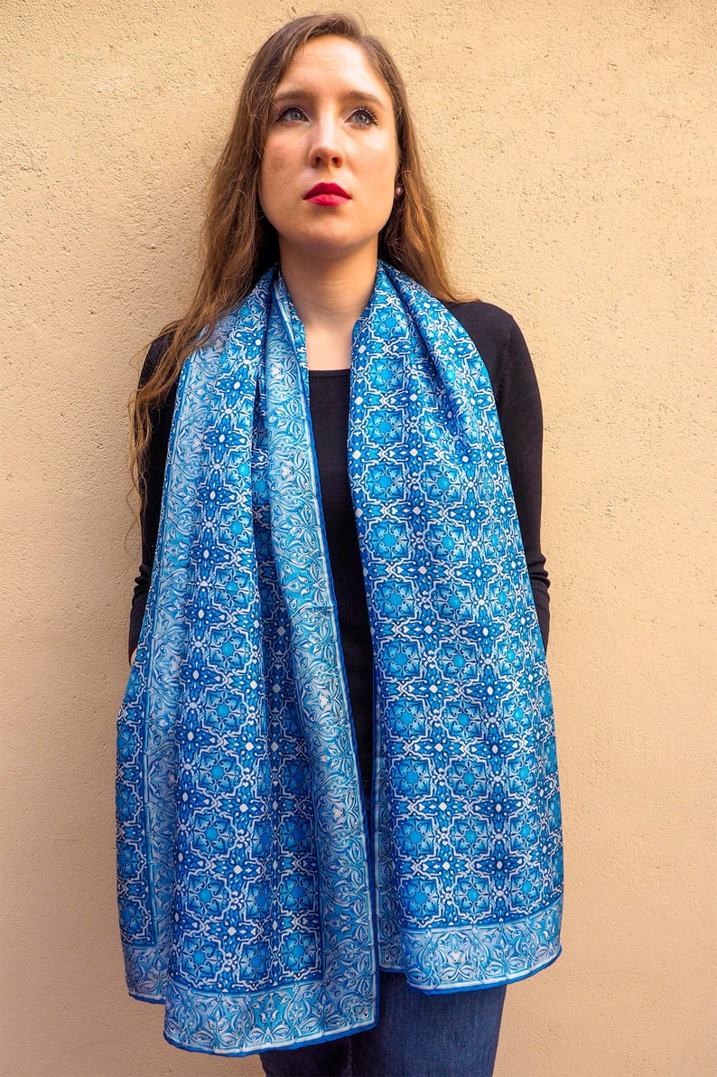 Foulard en soie pour femme, bandeau d'art en mosaïque marocaine, grand châle 71x25, foulard en soie, enveloppement de cheveux bleu, foulard en soie, ourlé à la main image 1