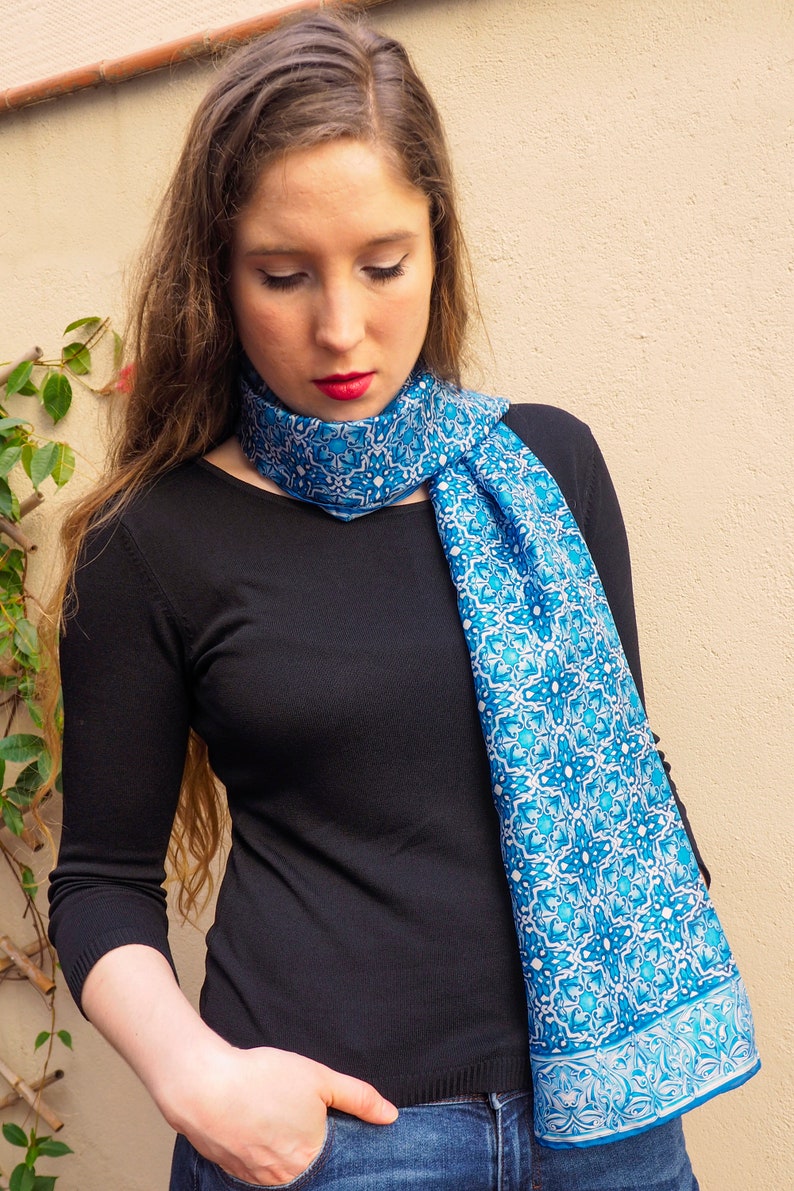 Foulard en soie pour femme, bandeau d'art en mosaïque marocaine, grand châle 71x25, foulard en soie, enveloppement de cheveux bleu, foulard en soie, ourlé à la main image 2