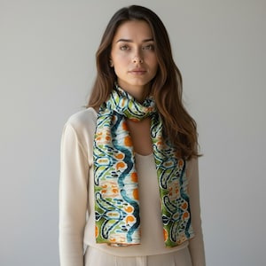 Groene en oranje zijden sjaal met etnische print geïnspireerd op Ikat-ontwerpen, 71 x 25 inch groot