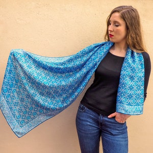 Foulard en soie pour femme, bandeau d'art en mosaïque marocaine, grand châle 71x25, foulard en soie, enveloppement de cheveux bleu, foulard en soie, ourlé à la main image 5