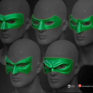 Puede incluir: Colección de cinco máscaras de ojos verdes, cada una con un diseño único, exhibidas en cabezas de maniquíes grises. Las máscaras varían en forma y detalle, con un acabado brillante. El fondo es oscuro.