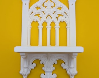 Prateleira de parede em formato de catedral gótica – Decoração arquitetônica impressa em 3D para casas com estilo dark academia e fantasia.