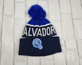 Salvador Soccer Cuffed Pom Beanie| Gorro de frio del equipo de Salvador Soccer| invierno|winter.