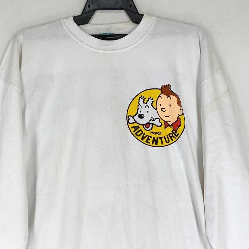 Puede incluir: Un juego de tres tazas de cer&aacute;mica con un esmalte moteado de color crema. Cada taza presenta un dise&ntilde;o pintado a mano diferente: una hoja azul y verde, una flor amarilla y naranja y una baya roja y rosa. Las tazas tienen una forma simple y redondeada.