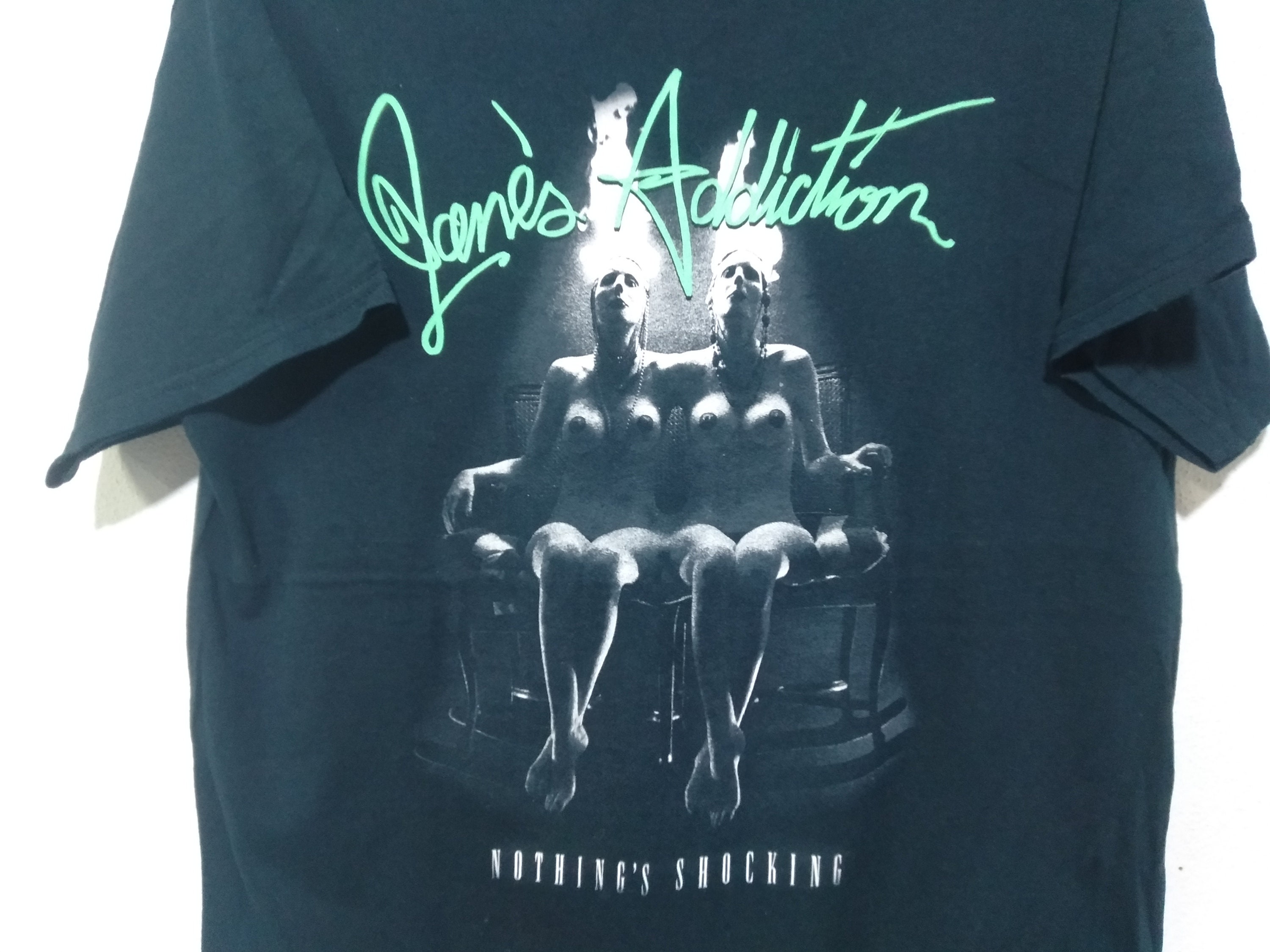 Jane's Addiction Nothing's Shocking Tシャツ il_fullxfull.5798594504_svuy.jpg