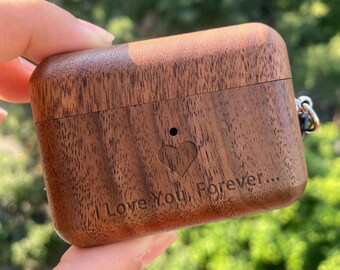 Personalisierte Airpods-Hülle aus Holz mit Gravur