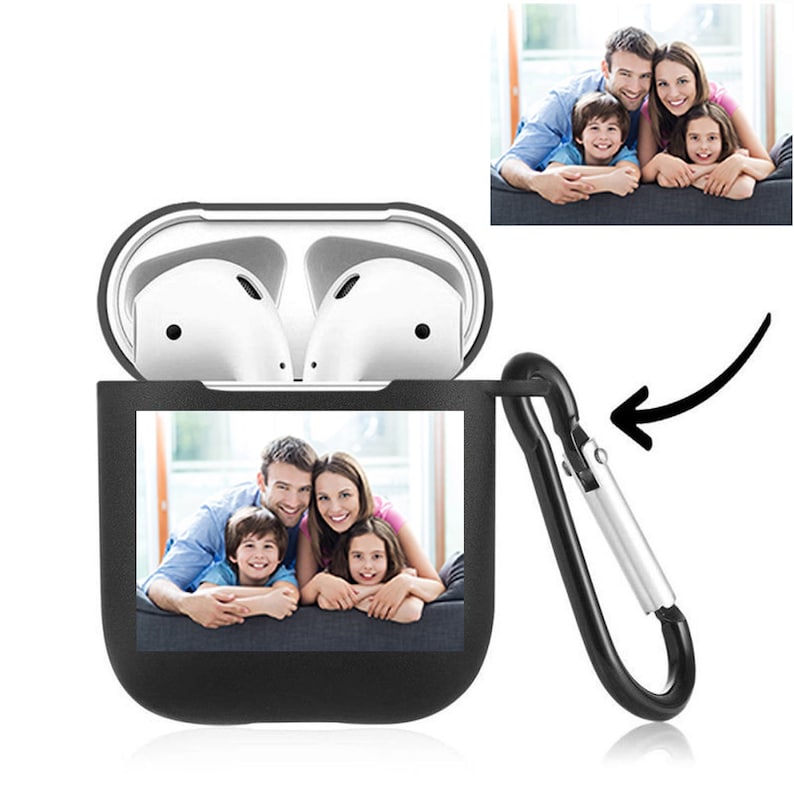 K&ouml;nnte beinhalten: Schwarzes AirPods-Case mit Familienfoto. Das Case ist ge&ouml;ffnet und zeigt wei&szlig;e AirPods. Ein schwarzer Karabinerhaken ist befestigt. Das Foto zeigt eine l&auml;chelnde vierk&ouml;pfige Familie. Das Case dient zum Schutz und zur Personalisierung von AirPods.