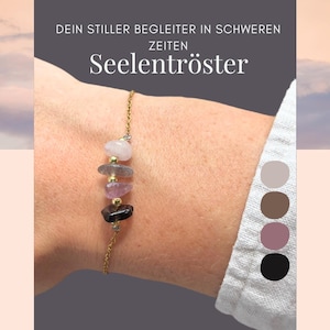 Peut inclure: Un bracelet à chaîne dorée avec une série de pierres colorées de forme irrégulière. Les pierres sont dans des tons de rose, de gris et de noir. Le bracelet est présenté sur le poignet d'une personne. Le texte sur l'image se lit "DEIN STILLER BEGLEITER IN SCHWEREN ZEITEN Seelentröster."