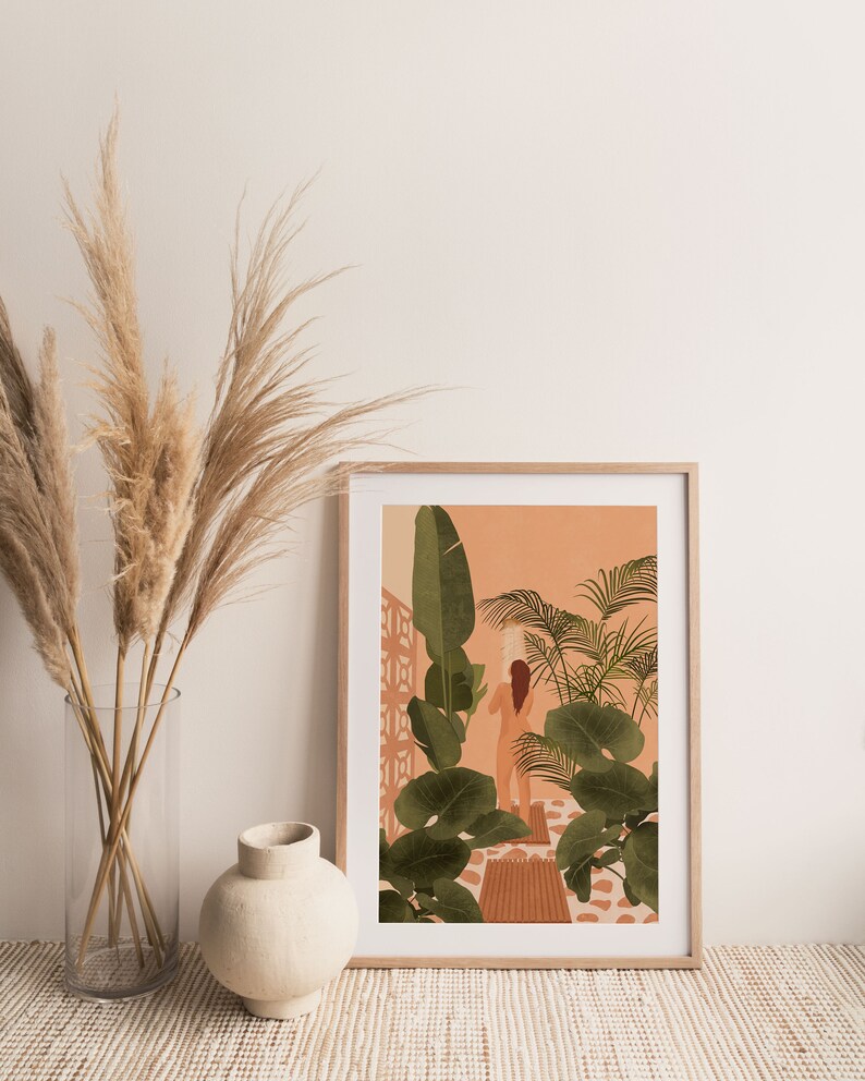 Puede incluir: Una ilustraci&oacute;n enmarcada de una mujer de pie en un exuberante jard&iacute;n tropical. La mujer est&aacute; de espaldas al espectador y sostiene una planta. El fondo es de color naranja melocot&oacute;n con follaje verde.