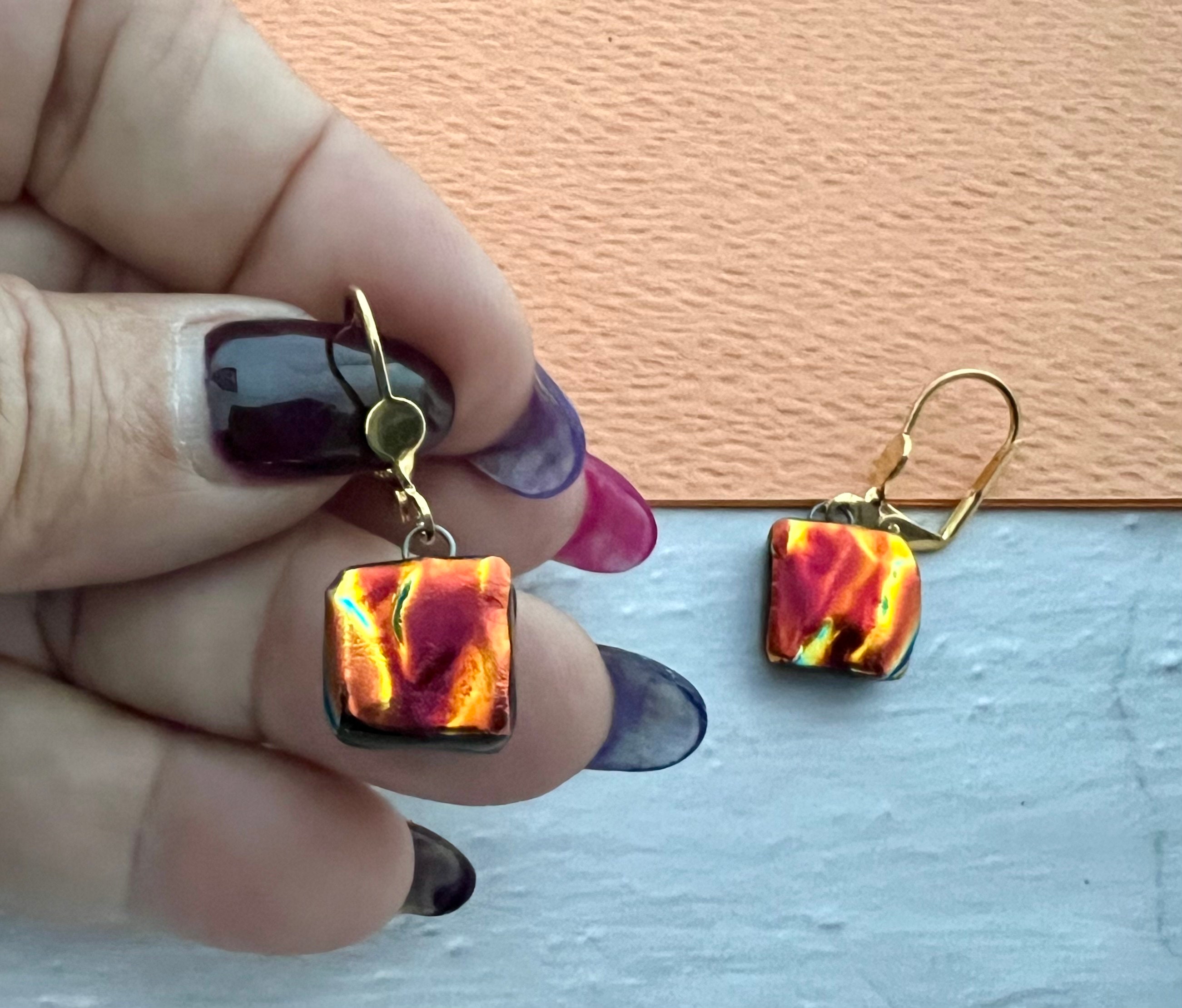 Orecchini lunghi con clip placcati oro e cabochon in vetro arancione, viola e verde - Italia