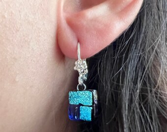 Brincos pendurados de vidro fundido azul: vidro artístico quadrado feito à mão