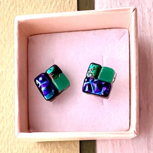 Groenblauwe glazen oorknopjes, gesmolten dichroïsche glazen oorstekers, unieke oorknopjes, unieke oorbellen Cadeau voor moeder