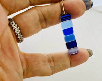 Brincos pendurados de vidro fundido: joias artesanais em vidro artístico azul