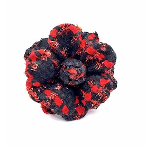 Spilla a forma di fiore in tweed rosso e nero - Fatta a mano a New York