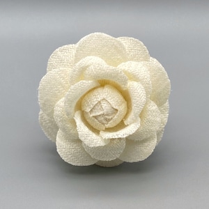 Spilla a forma di fiore in lana avorio