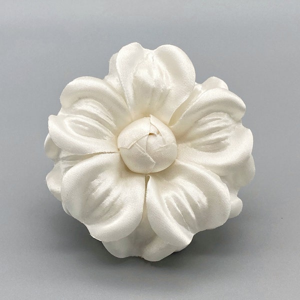 Broche Fleur en Tissu Satin Ivoire