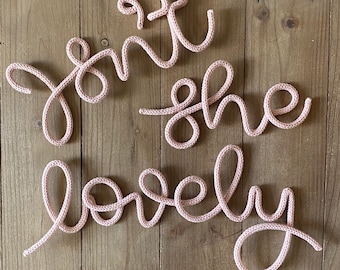 Cartello in filo metallico lavorato a maglia con la scritta "Isn't She Lovely" / Decorazione per la cameretta dei bambini in filato di cotone