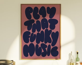 Puede incluir: Una impresión enmarcada con fondo rosa y texto azul que dice "Play That Funky Music". La impresión está colgada en una pared blanca sobre un estante de madera con un tocadiscos, discos y botellas.