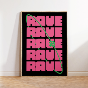 Puede incluir: Un póster en blanco y negro con la palabra "RAVE" repetida cinco veces en letras rosas. Un círculo verde con una carita sonriente está en el medio del póster.