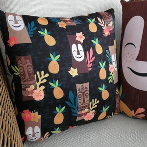 Mid Century Style Tiki Bob patroon tropisch kussenkussen in zwart van Clumsy Kate