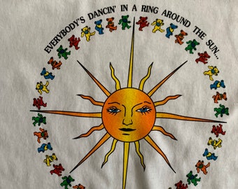 T-shirt à manches longues avec oursons Grateful Dead | -shirt unique dans une chemise blanche à manches longues | ours dansants dansant autour du soleil (sm - 3XL)