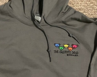 Puede incluir: Sudadera gris con capucha con un gráfico de oso colorido y el texto "The Grateful Dead" en negro.