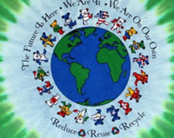 Puede incluir: Un fondo verde y azul tie-dye con un círculo de osos bailando que rodean un globo terráqueo. El texto "The Future Is Here. We Are It. We Are Our Own" está escrito alrededor de la parte superior del globo. El texto "Reduce Reuse Recycle" está escrito alrededor de la parte inferior del globo.