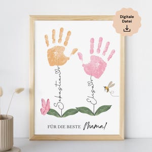 Puede incluir: Una impresión de arte imprimible con dos huellas de manos en naranja y rosa, con los nombres "Sebastian" y "Elisa" escritos debajo. Las huellas de manos están estilizadas para parecer flores con tallos y hojas verdes. El texto "Für die beste Mama!" está en la parte inferior de la impresión.