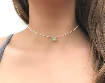 Gargantilha em forma de lágrima com pedras preciosas crisoprase, gargantilha delicada em prata, gargantilha em forma de lágrima com pedras preciosas verdes naturais