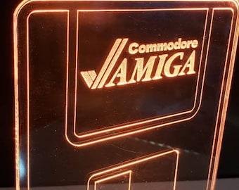 Lámpara LED Commodore Amiga (para lucirla) 8 colores diferentes con control remoto. También funciona con pilas o viene con cable USB.